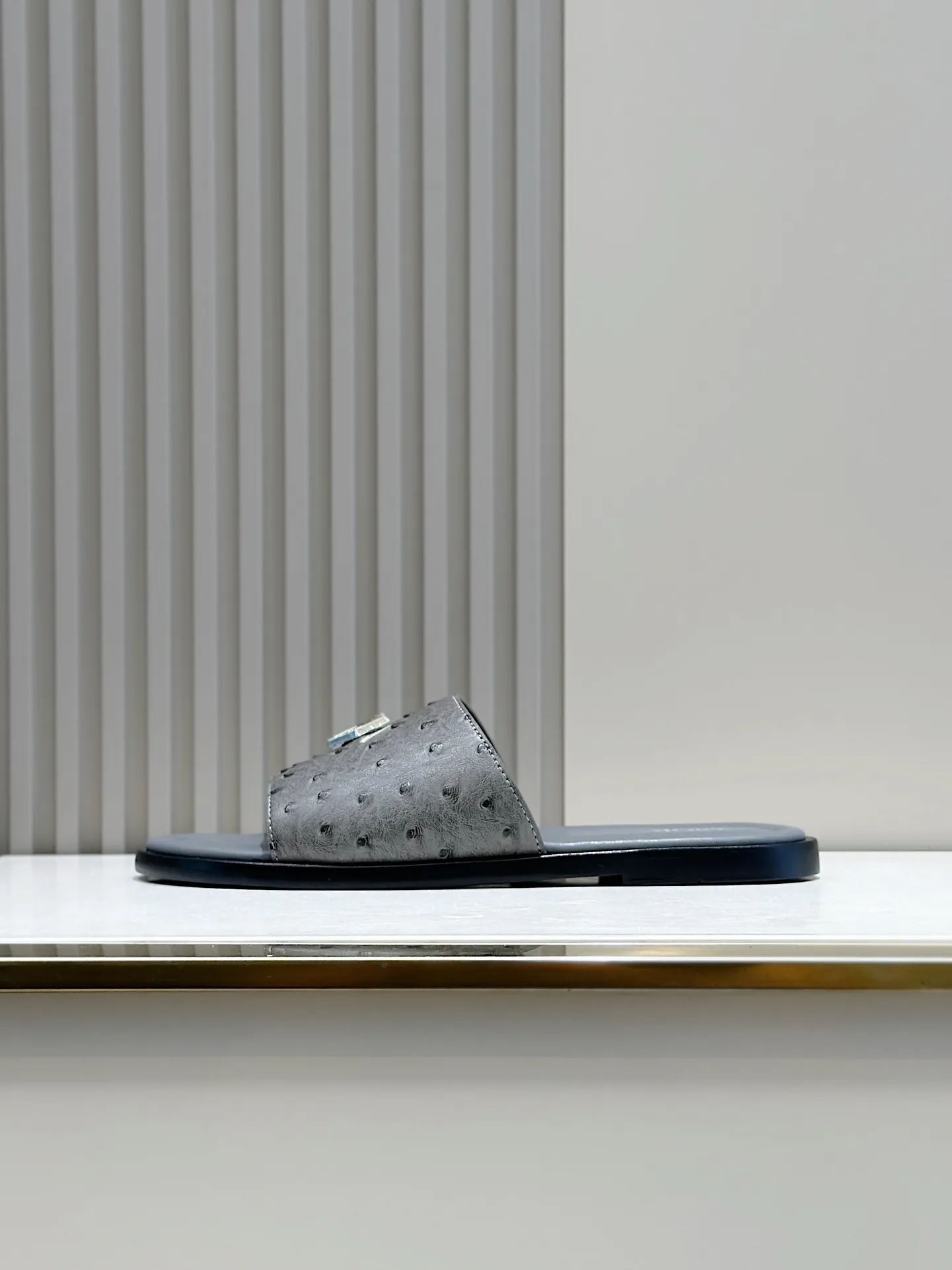 P320 [DIOR] Size 39-44 (38.45 custom-made) 2024ss Dior’s latest men’s slippers are a must-have. Dior Alias ​​Men's Genuine Leather Slippers This summer new Alias ​​sandal embodies a casual and elegant style. Carefully crafted from grained cow leather and Oblique printed fabric, with cowhide lining! Cross-strap design with metal-clad brass CD Diamond logo. The imported cowhide leather and rubber sole adds sophistication and comfort, while Oblique print-effect anti-slip panels add style.